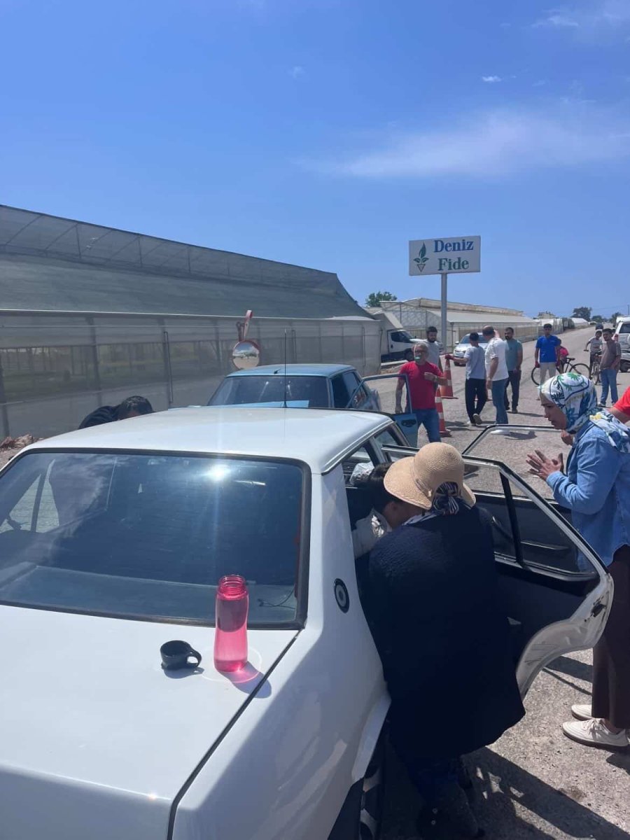 Antalya’da İki Tofaş Kafa Kafaya Çarpıştı: 4 Yaralı