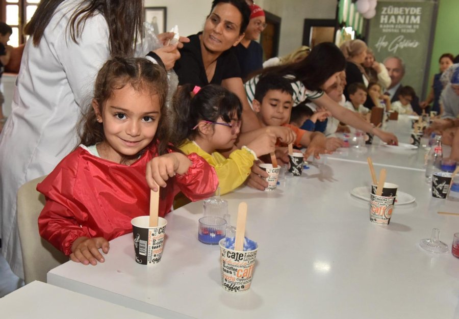 Kepez’de Anne Ve Çocuklar Renkli Mum Atölyesine Katıldı