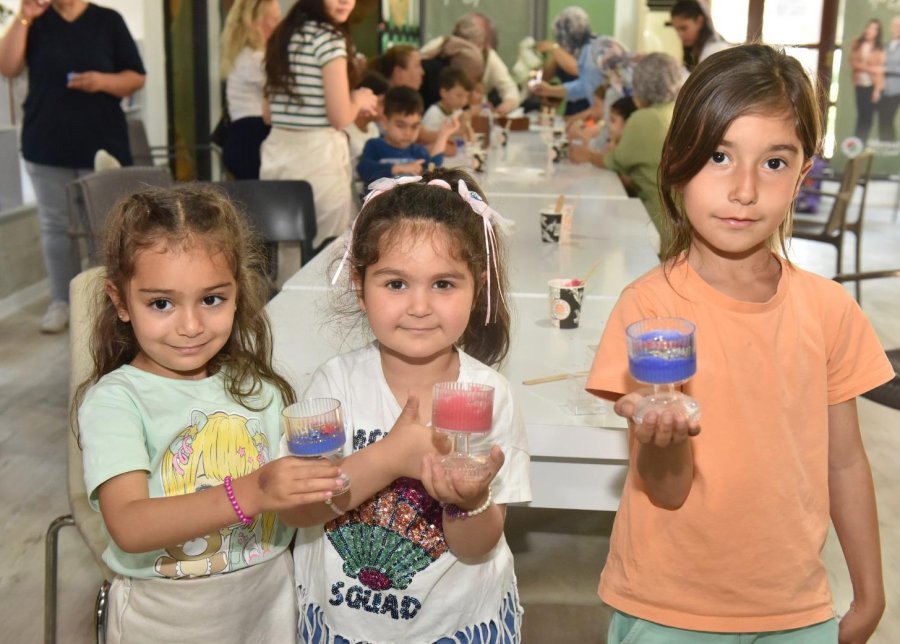 Kepez’de Anne Ve Çocuklar Renkli Mum Atölyesine Katıldı