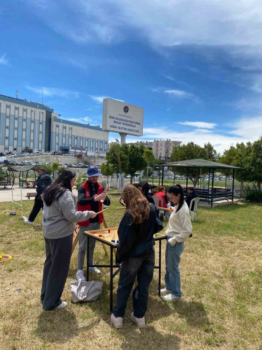 Akdeniz Üniversitesi’nde Gençlerden Dijital Detoks Hareketi: "telefonunu Bırak, Hayata Bağlan"