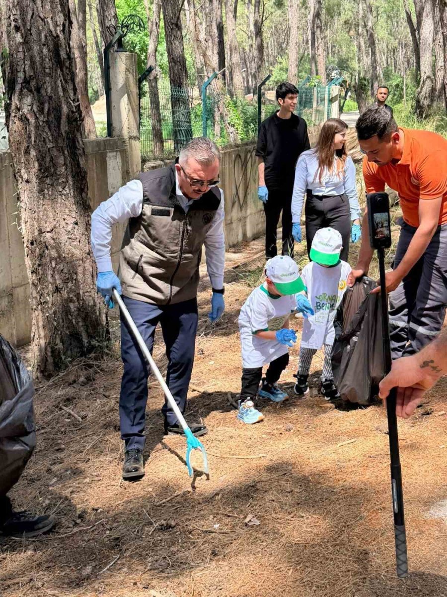 Kemer’de Minik Ellerden Çevre Temizliği