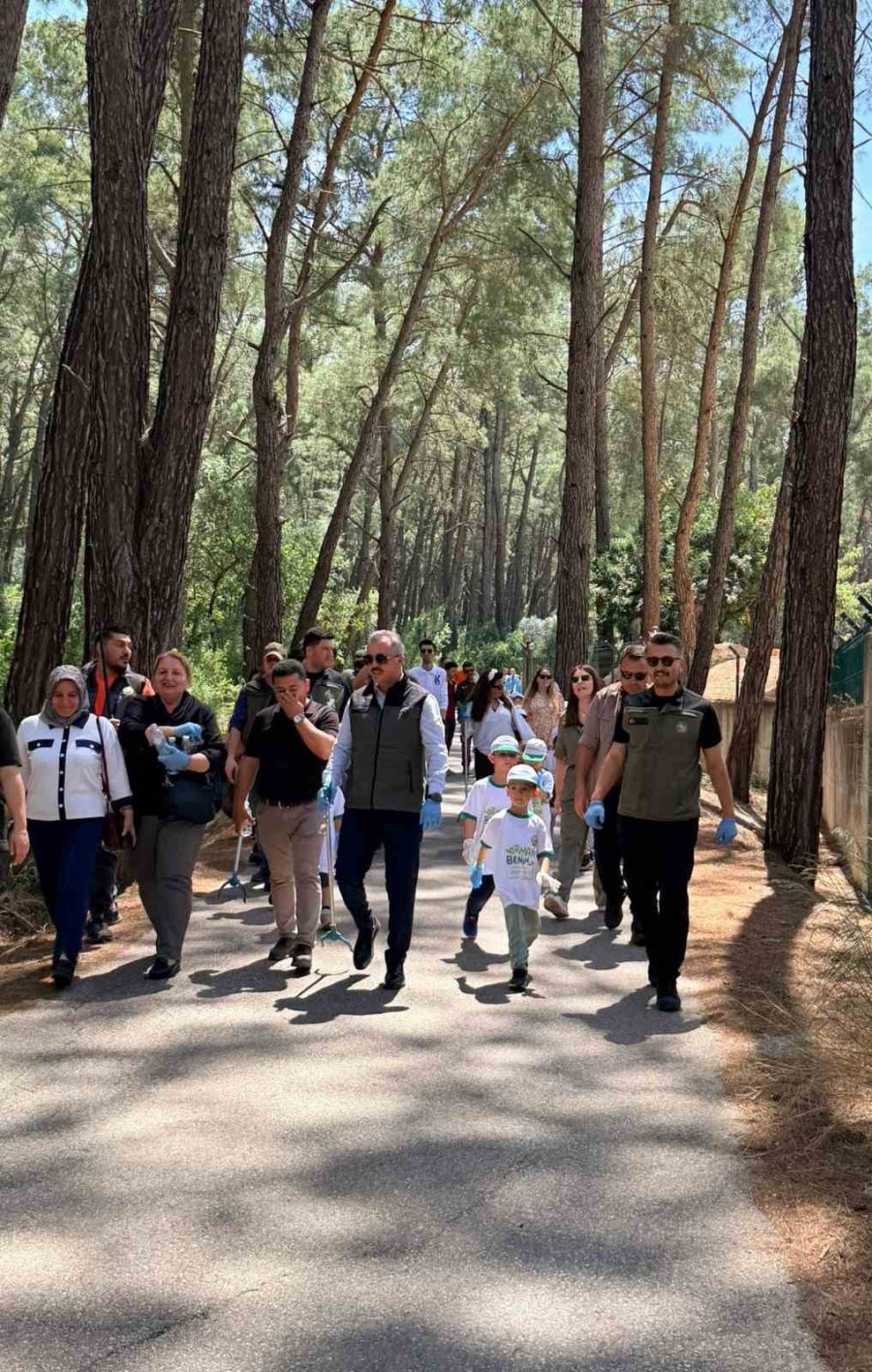Kemer’de Minik Ellerden Çevre Temizliği