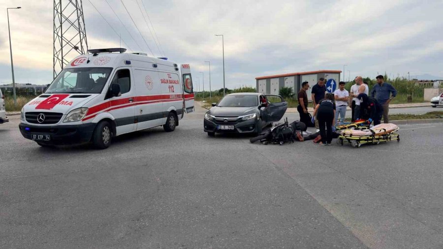 Antalya’da Otomobil İle Motosiklet Çarpıştı: 1’i Bebek 2 Yaralı