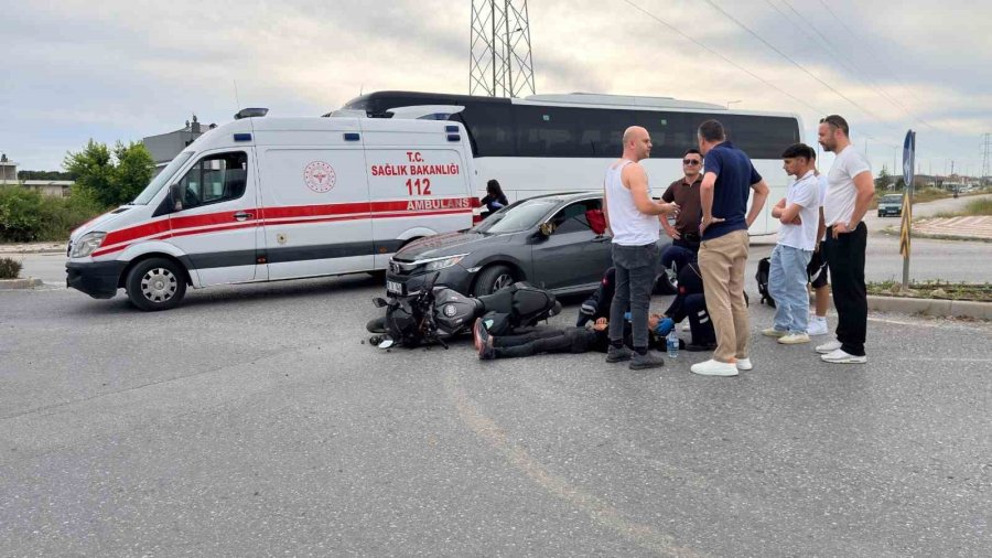 Antalya’da Otomobil İle Motosiklet Çarpıştı: 1’i Bebek 2 Yaralı