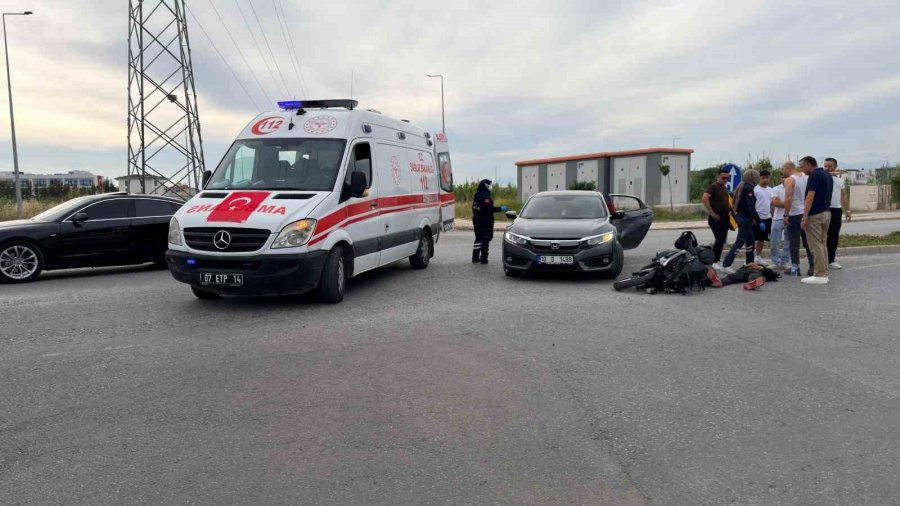 Antalya’da Otomobil İle Motosiklet Çarpıştı: 1’i Bebek 2 Yaralı