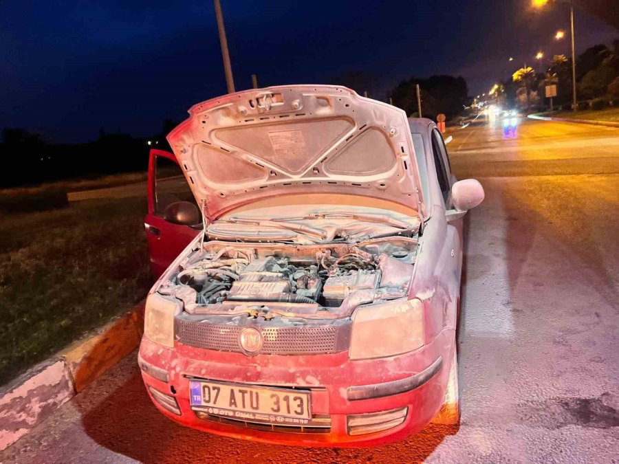 Seyir Halindeki Otomobil Yandı, Vatandaşlar Yangın Tüpleriyle Yardıma Koştu
