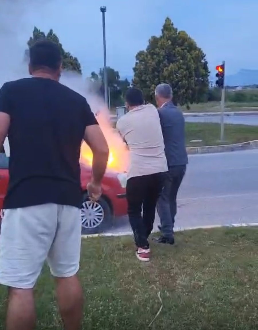 Seyir Halindeki Otomobil Yandı, Vatandaşlar Yangın Tüpleriyle Yardıma Koştu