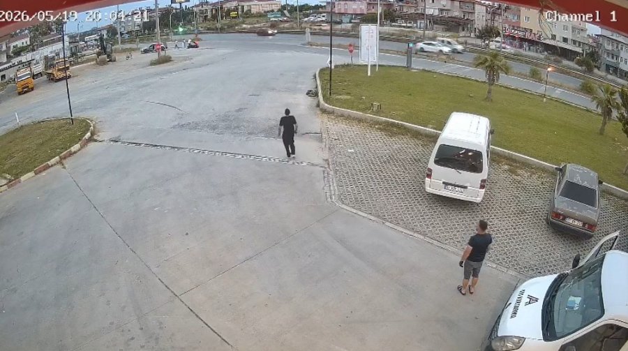 Kavşakta Otomobile Çarpan Motosikletteki 2 Kişi Yaralandı