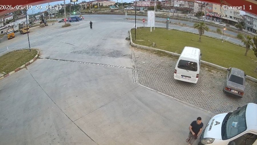 Kavşakta Otomobile Çarpan Motosikletteki 2 Kişi Yaralandı