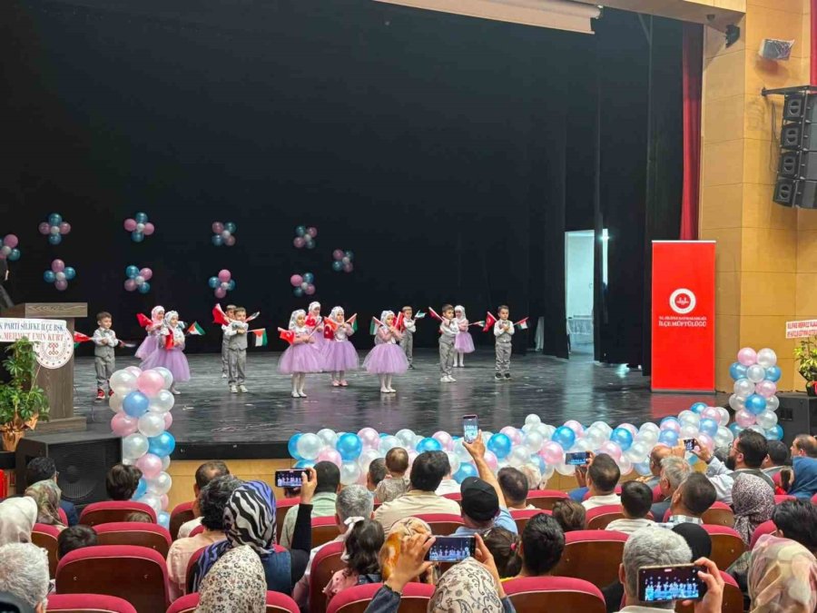Mersin’de Miniklerin Sahne Performansı İlgiyle İzlendi