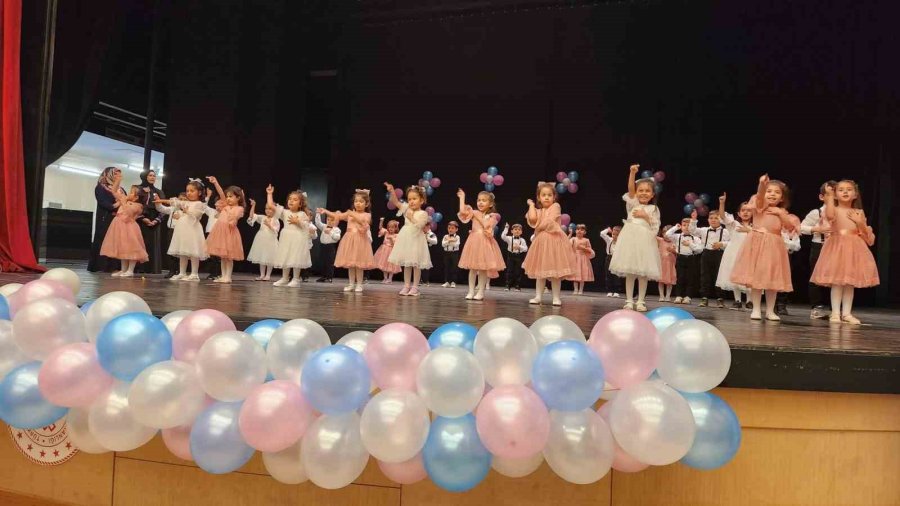 Mersin’de Miniklerin Sahne Performansı İlgiyle İzlendi