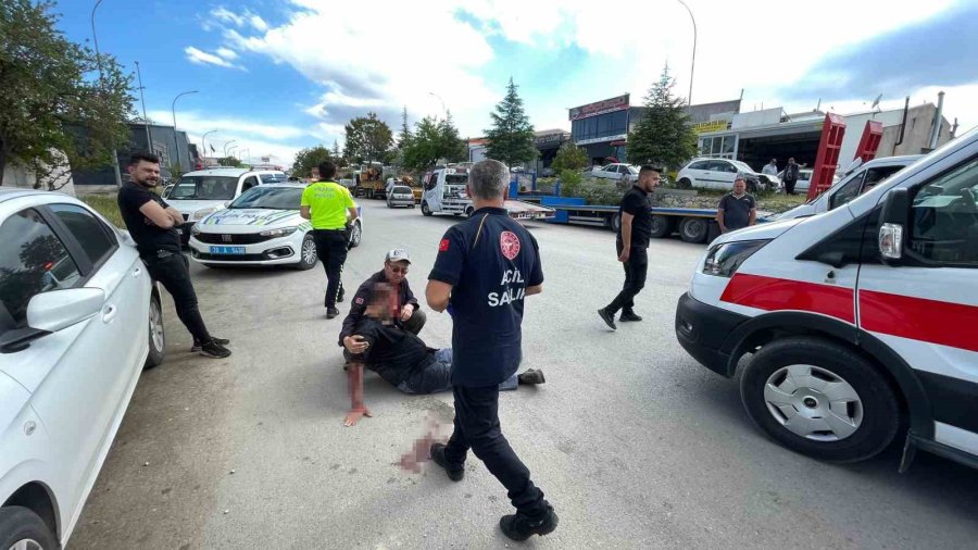 Motosiklet Sürücüsünün Yaralandığı Kaza Kameraya Yansıdı