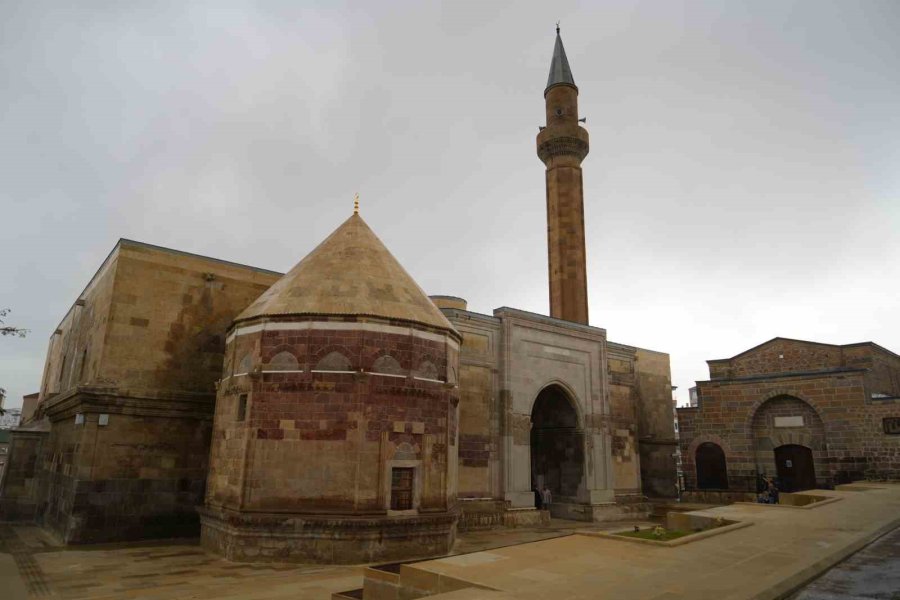 Niğde’nin Tarihi Mirası Sungurbey Camii’nde Restorasyon Tamamlandı