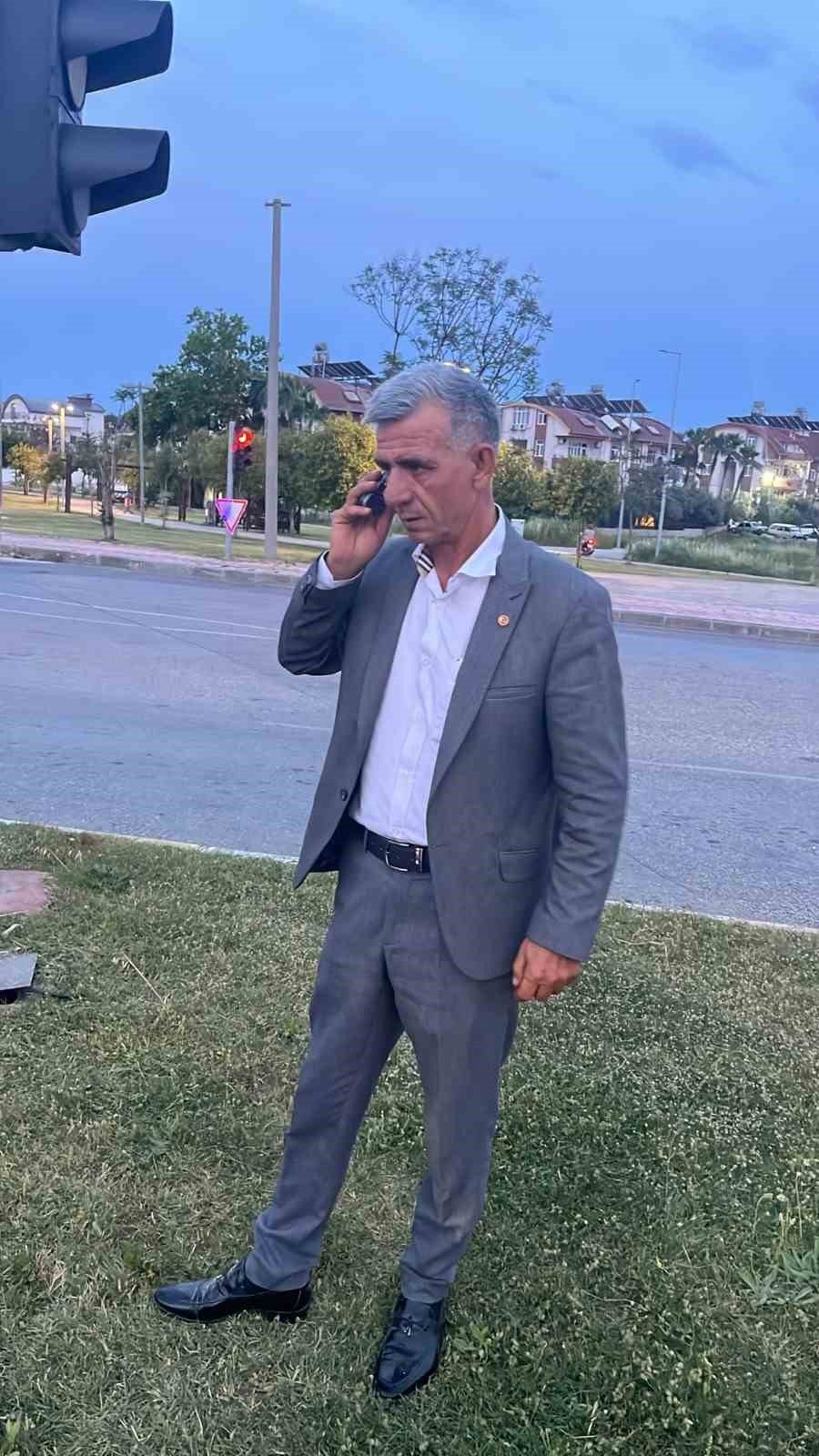 Seyir Halindeki Otomobil Yandı, Vatandaşlar Yangın Tüpleriyle Yardıma Koştu