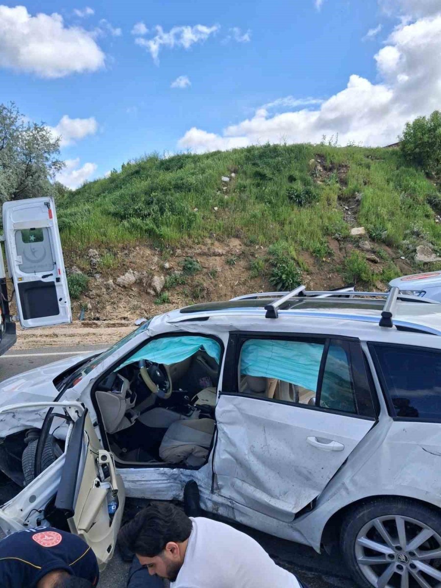 Aksaray’da İki Otomobil Çarpıştı: 1 Ölü, 2 Yaralı