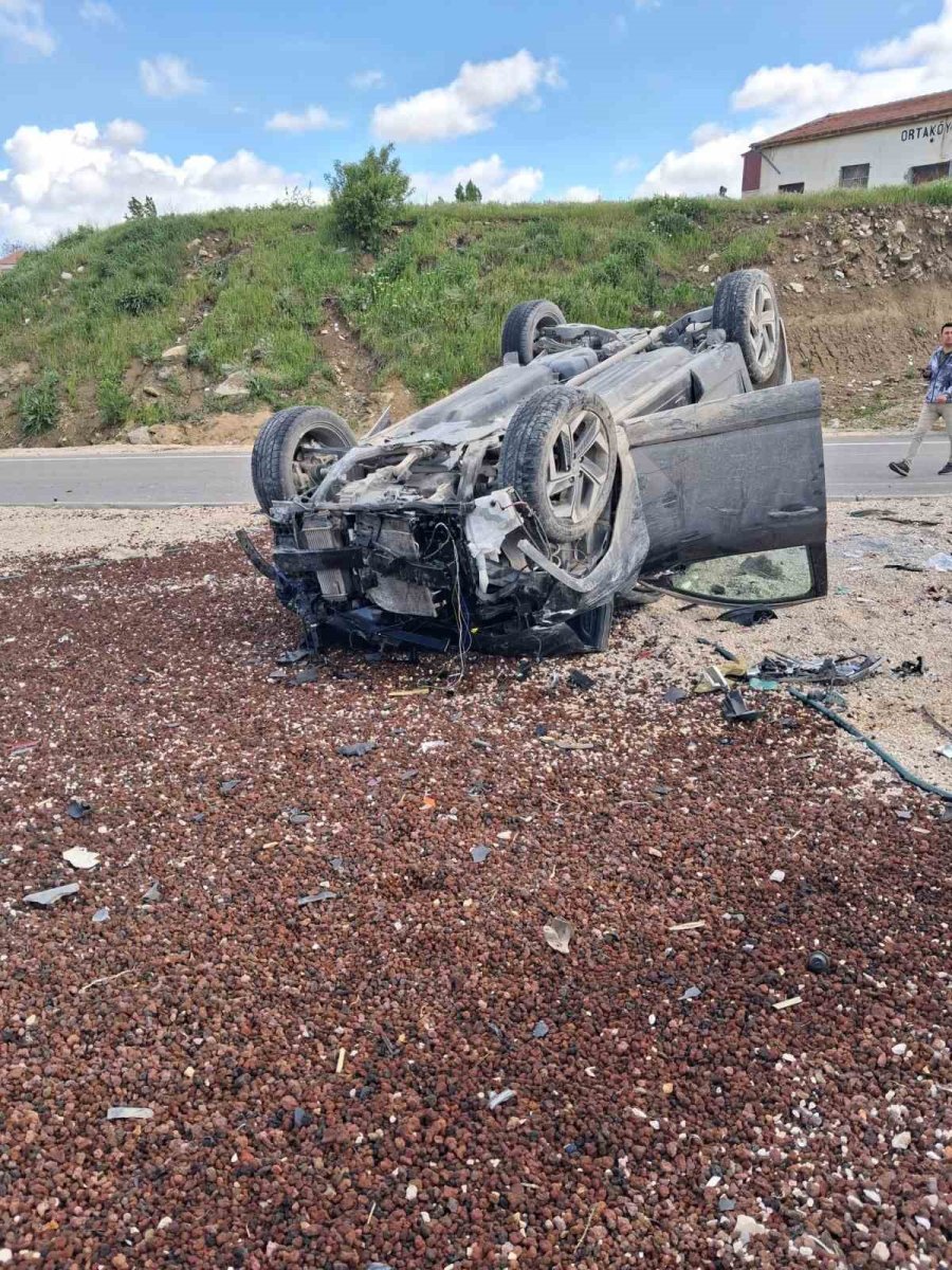 Aksaray’da İki Otomobil Çarpıştı: 1 Ölü, 2 Yaralı