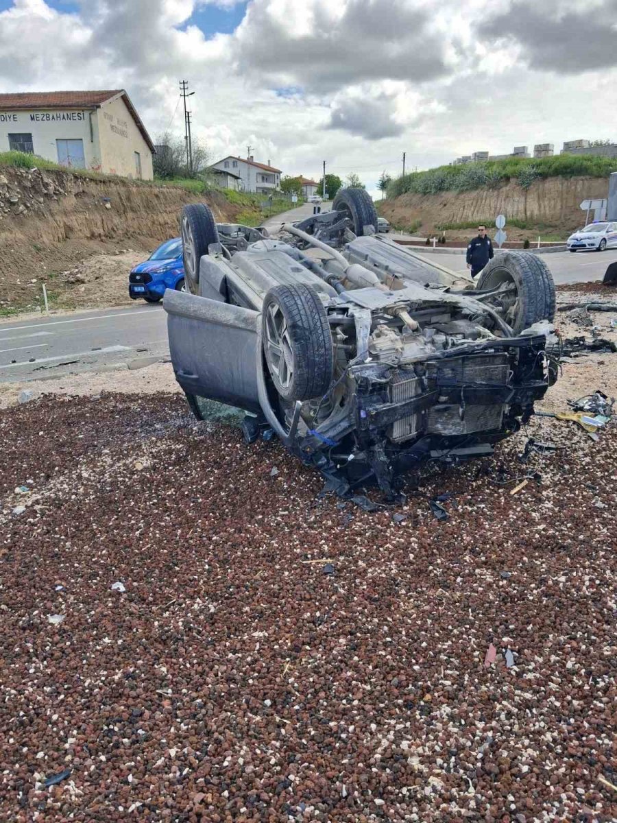 Aksaray’da İki Otomobil Çarpıştı: 1 Ölü, 2 Yaralı