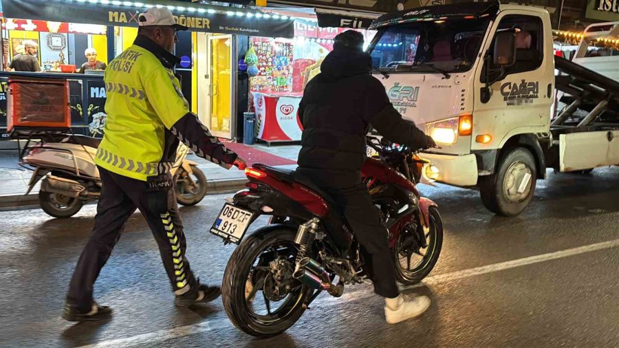 Bekçilere Egzoz Patlattı, Yakalanınca 62 Bin Lira Ceza Yiyip Ehliyet Ve Motorundan Oldu