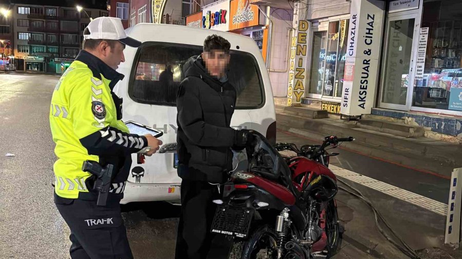 Bekçilere Egzoz Patlattı, Yakalanınca 62 Bin Lira Ceza Yiyip Ehliyet Ve Motorundan Oldu