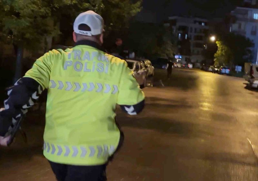 Polise Önce Yalvardı Sonra Küfürler Edip Kaçtı: O Anlar Kamerada