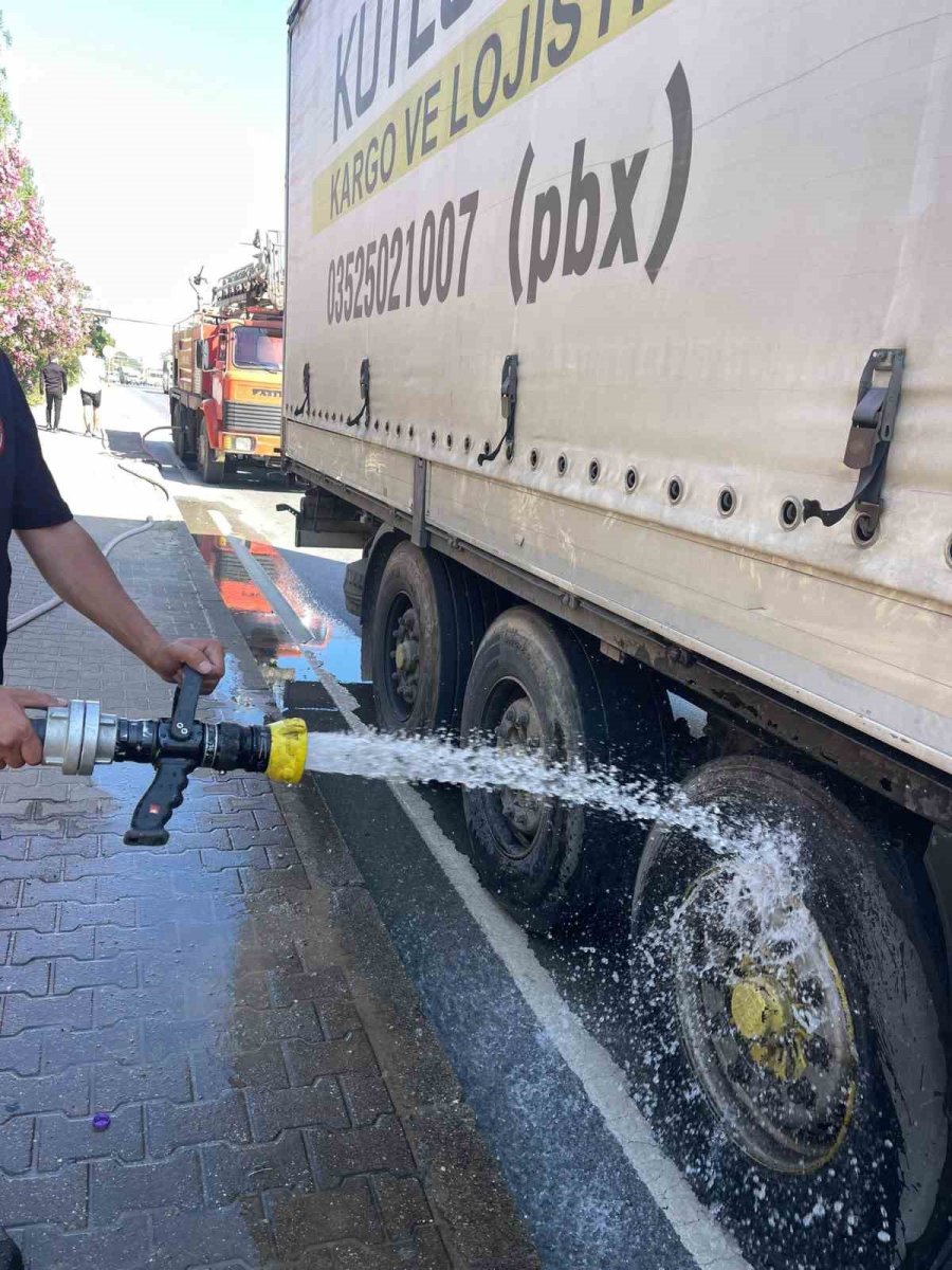 Tırın Balatalarından Çıkan Dumana Yangın Tüpüyle Müdahale Etti
