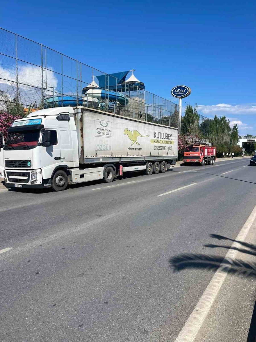 Tırın Balatalarından Çıkan Dumana Yangın Tüpüyle Müdahale Etti