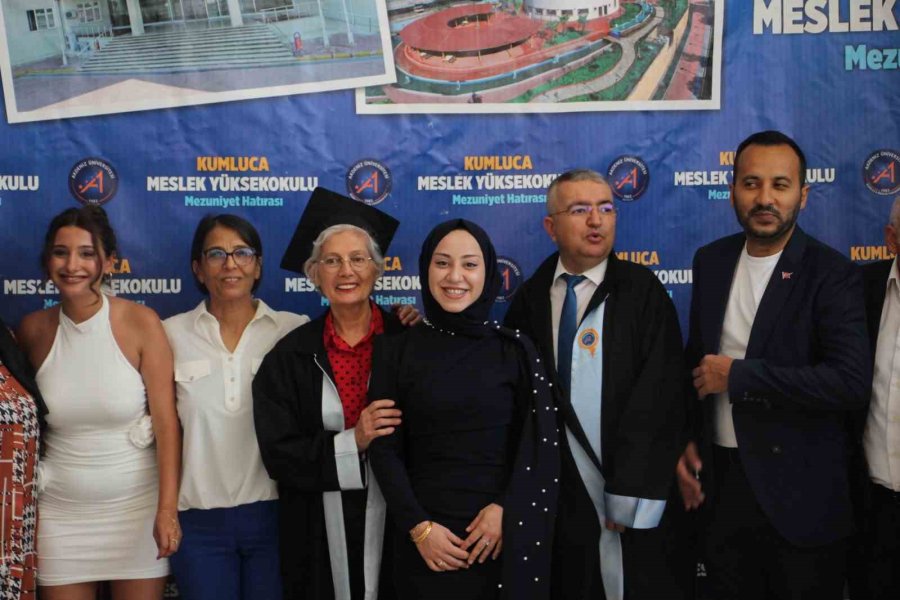 70 Yaşında Üniversite Bitirdi, Mezuniyet Belgesini Profesör Oğlu Verdi