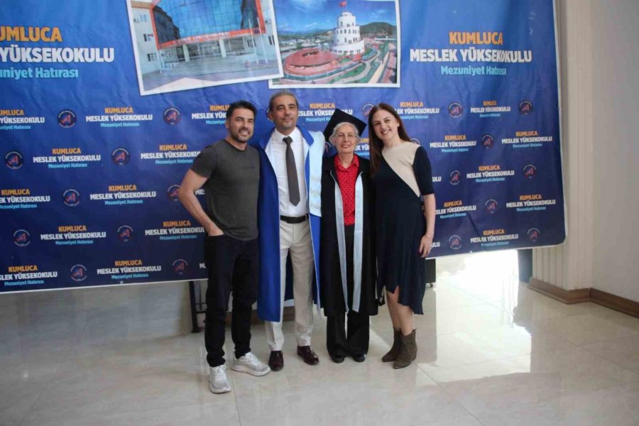 70 Yaşında Üniversite Bitirdi, Mezuniyet Belgesini Profesör Oğlu Verdi