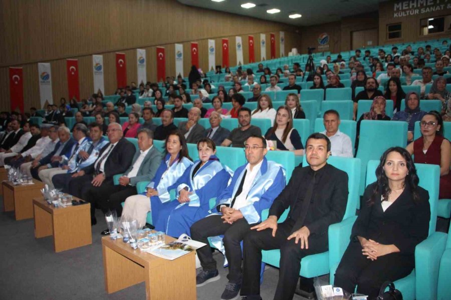 70 Yaşında Üniversite Bitirdi, Mezuniyet Belgesini Profesör Oğlu Verdi