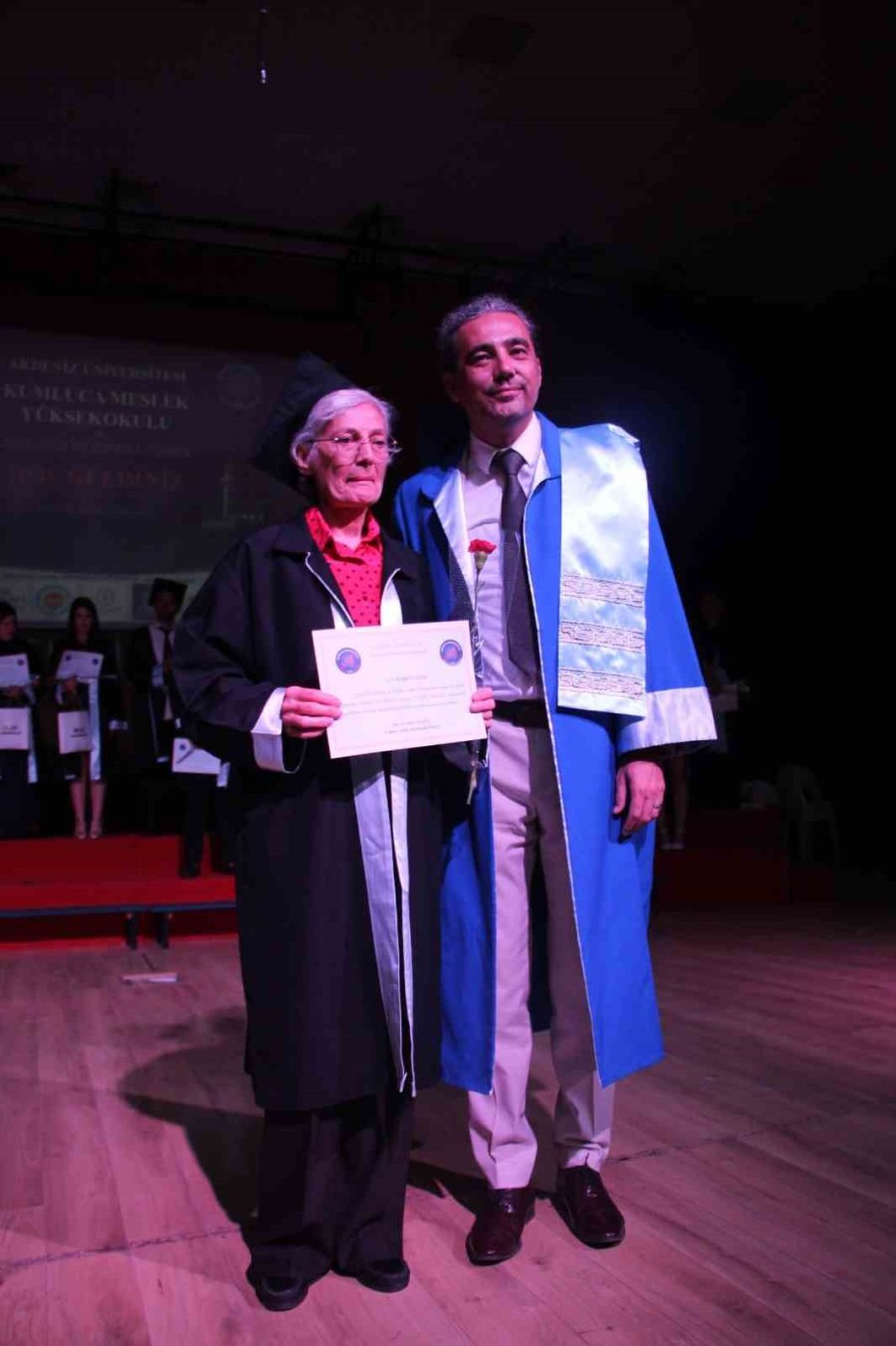 70 Yaşında Üniversite Bitirdi, Mezuniyet Belgesini Profesör Oğlu Verdi