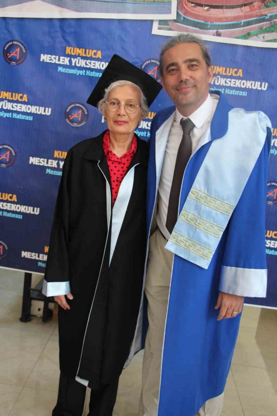 70 Yaşında Üniversite Bitirdi, Mezuniyet Belgesini Profesör Oğlu Verdi