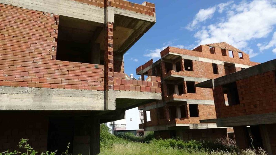 Yıllardır Yapımı Tamamlanmayan İnşaatta Erkek Cesedi Bulundu