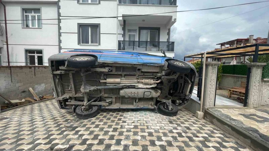 Kargo Aracı Otomobilin Üzerine Devrildi, Yardıma Motokurye Koştu
