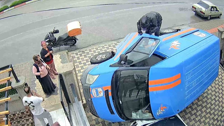 Kargo Aracı Otomobilin Üzerine Devrildi, Yardıma Motokurye Koştu