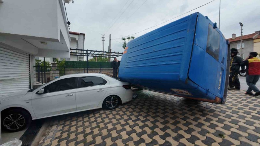 Kargo Aracı Otomobilin Üzerine Devrildi, Yardıma Motokurye Koştu