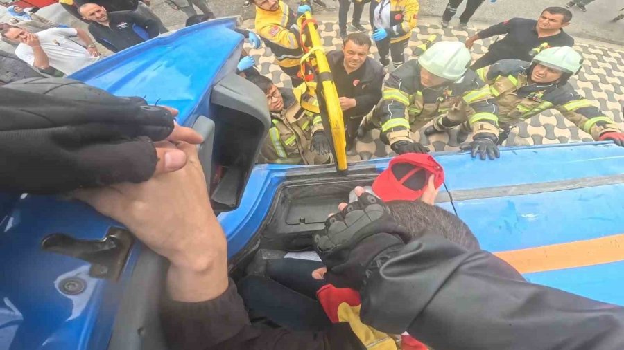 Kargo Aracı Otomobilin Üzerine Devrildi, Yardıma Motokurye Koştu