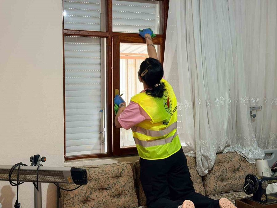 Kepez’de Şehit Ve Gazi Evlerinde Bayram Temizliği