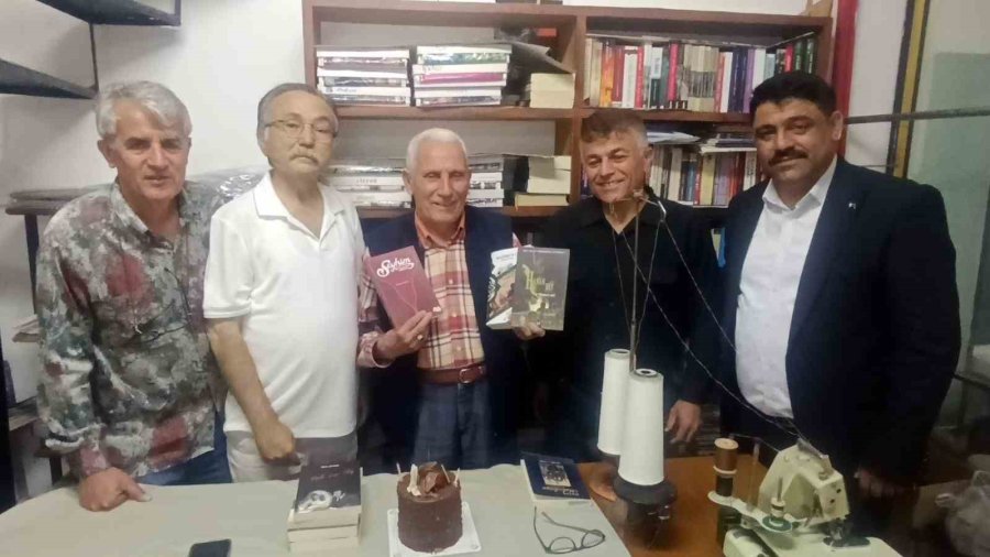 70 Yıllık Terzi İş Yerini Kütüphaneye Çevirdi