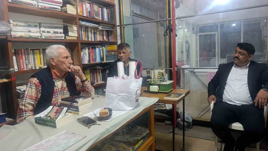 70 Yıllık Terzi İş Yerini Kütüphaneye Çevirdi