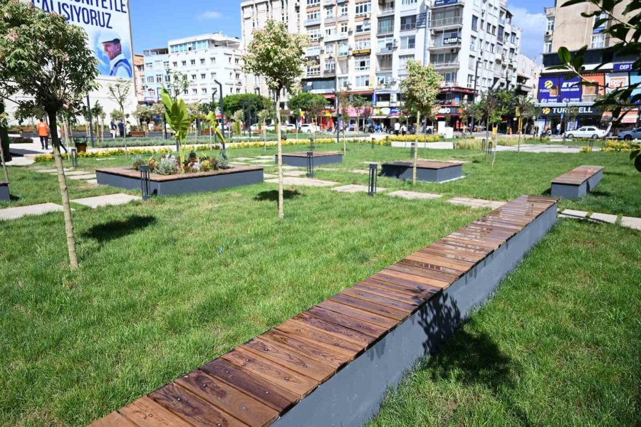 Mersin’de Kırmızı Lacivert Kent Meydanı Vatandaşların Kullanımına Açıldı