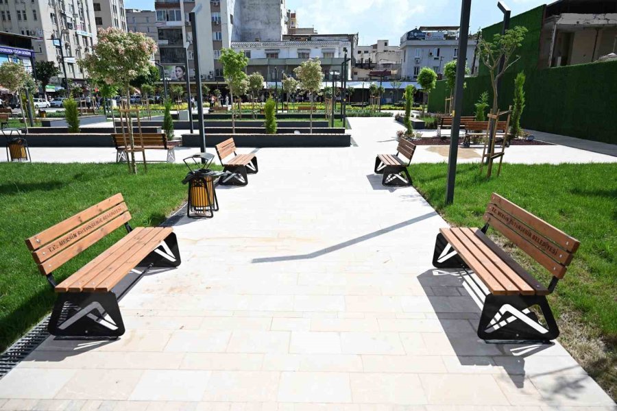 Mersin’de Kırmızı Lacivert Kent Meydanı Vatandaşların Kullanımına Açıldı