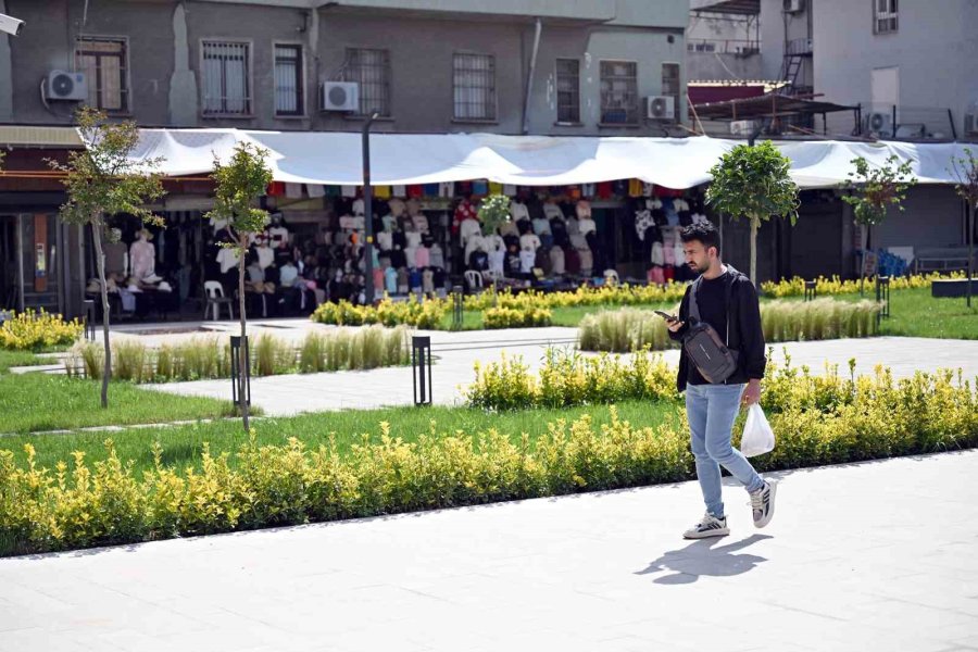 Mersin’de Kırmızı Lacivert Kent Meydanı Vatandaşların Kullanımına Açıldı