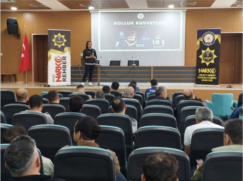 Niğde’de Polisten Narkotikle Mücadelede Bilgilendirme Çalışmaları