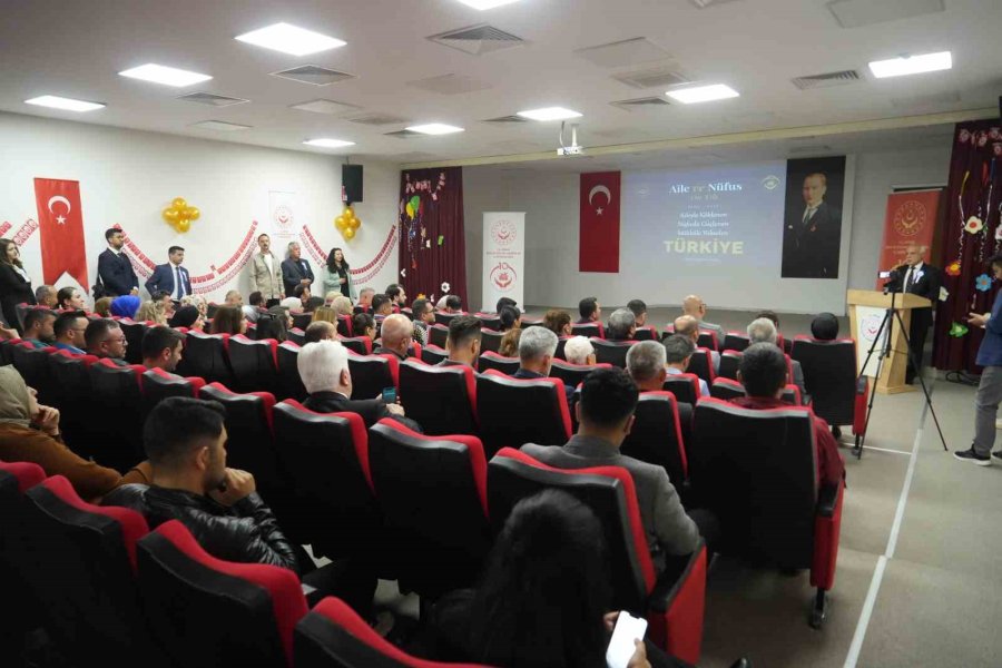 Niğde Vali Yardımcısı Divili: "nüfusun Kendini Yenileme Seviyesi 2,10’dur, Konu 1 Yıllık Çalışmalarla Çözülebilecek Konu Olmaktan Çıkmıştır"
