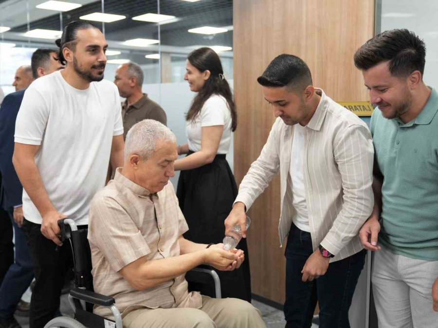 Başkan Özçelik Personelle Bayramlaştı