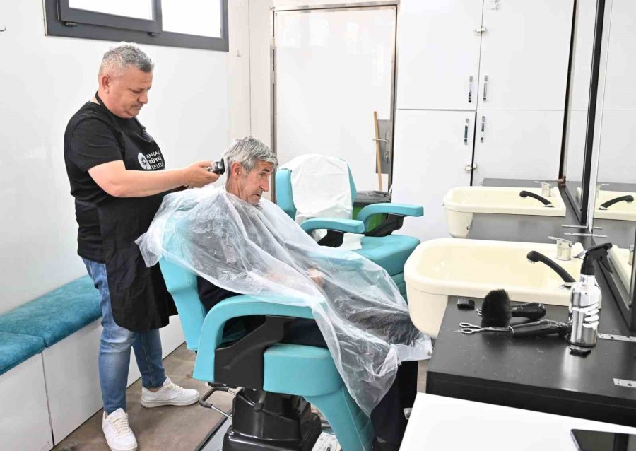 ’mobil Kuaför’den Huzurevi Sakinlerine Bayram Tıraşı