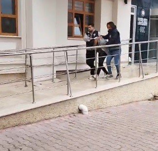 Eşine Sürpriz Bahanesiyle Girdiği Kuyumcudan Pırlanta Çalan Şahıs Yakalandı