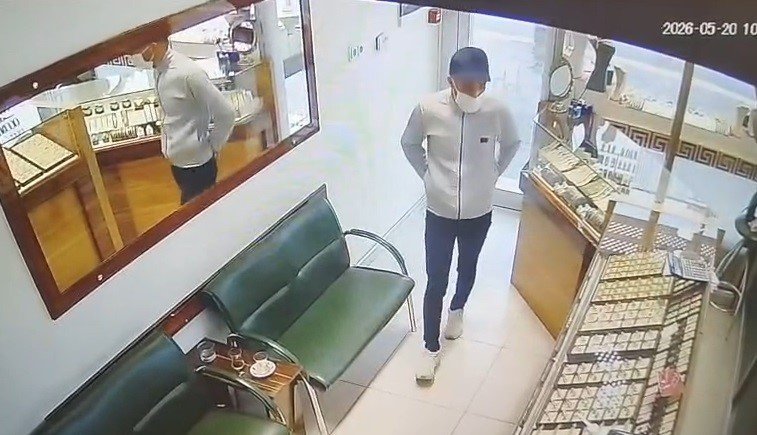 Eşine Sürpriz Bahanesiyle Girdiği Kuyumcudan Pırlanta Çalan Şahıs Yakalandı