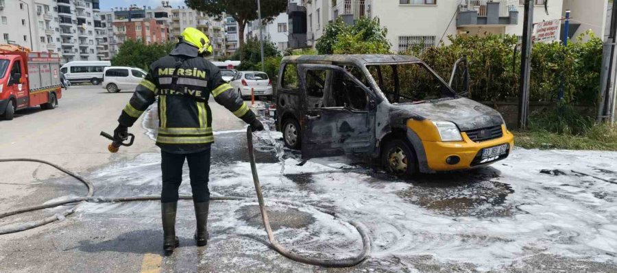 Hafif Ticari Araç Alev Alev Yandı
