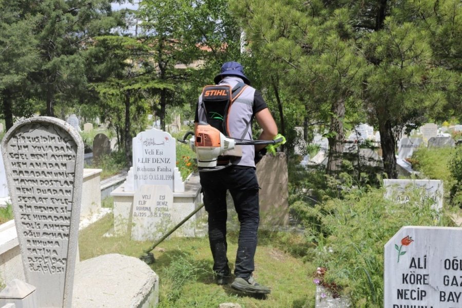 Niğde’de Mezarlıklar Kurban Bayramı Ziyaretlerine Hazırlanıyor